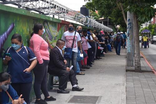 Largas filas de personas a la espera de practicarse pruebas de Covid-19. (Foto: Carlos Alonzo/Soy502) 