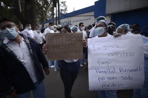 Los afectados protestaron frente a las instalaciones del Ministerio de Salud Pública y Asistencia Social. (Foto: Fabrizio Alonzo/Soy502)