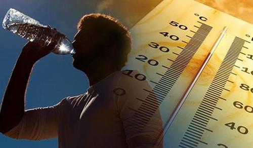 Se recomienda mantenerse hidratado ante las altas temperaturas. (Foto: Twitter)