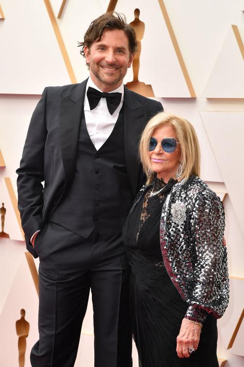 Bradley Cooper junto a su madre. (Foto: E)