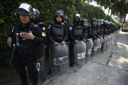 Las fuerzas antimotines han rodeado el parque para impedir el ingreso de los manifestantes. (Foto: Wilder López/Soy502)