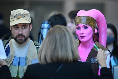 Los fanáticos de Star Wars obtienen instrucciones en el centro de convenciones en el primer día de la celebración en vivo de Star Wars. (Foto: AFP)