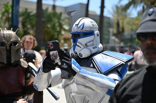 Un fanático de Star Wars disfrazado de Capitán Rex, toma una foto con su teléfono mientras asiste al primer día de Star Wars Live Celebration. (Foto: AFP)