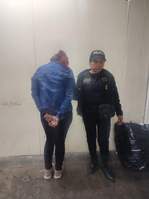Una mujer salvadoreña fue detenida, acusada del robo de siete teléfonos durante el concierto de Daddy Yankee. (Foto: PNC)