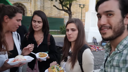Antonio Audaz documentó la reacción de las turistas. (Foto: captura de video)
