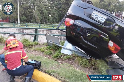 El carro volcó sobre el Bulevar Liberación. (Foto: Bomberos Municipales)