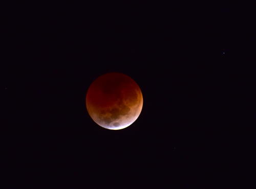 El eclipse lunar hizo que muchas personas esperaran durante el momento en el que la penumbra cubrió la luna. (Foto: Fredy Hernández/Soy502)