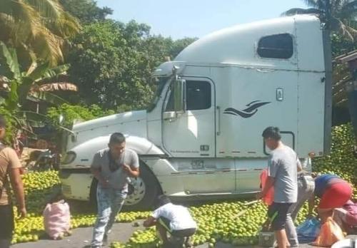 Cientos de naranjas quedaron en el asfalto, tras un accidente de tránsito en Morales, Izabal. (Foto: redes sociales)