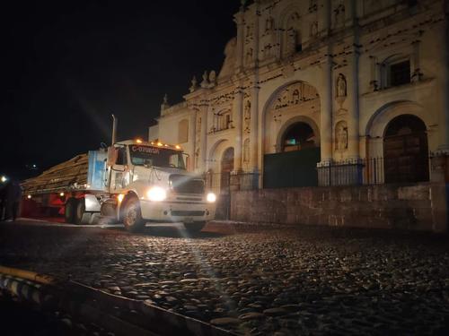 Desde la noche del sábado, los camiones con bambú para los barriletes llegaron a la Antigua. (Foto: Asociación de Barrileteros de Santiago Sac.)