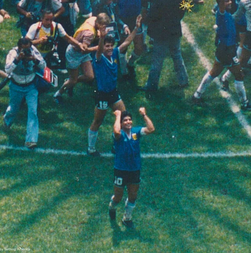 Maradona festejando con sus compañeros y saludando a la grada tras la victoria. 