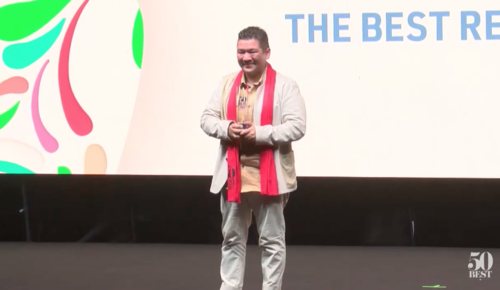 El chef Sergio Díaz subió al escenario para recibir el reconocimiento a su restaurante "Sublime". (Foto: captura de video)