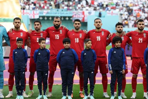 Los jugadores se mantuvieron serios durante la entonación del himno de su país. (Foto: AFP)