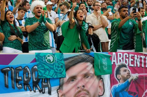 La fiesta se trasladó hacia la tribuna pintada de verde. (Foto: AFP)