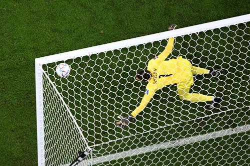 El guardameta polaco ha estado atento para evitar el gol mexicano. (Foto: AFP)