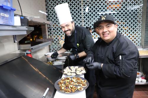 El chef Eduardo González (izq.)  con su equipo en el restaurante Ki'. (Foto: Agexport)