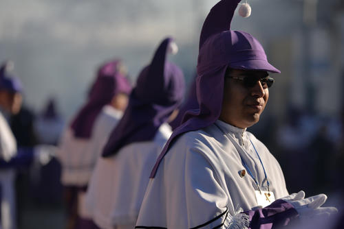 Los cucuruchos engalanan los recorridos procesionales de Semana Santa. (Foto: Wilder López/Soy502)