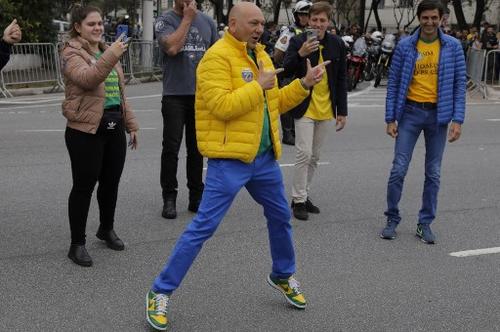 Este ciudadano brasileño realizó un gesto bailando para mostrar su apoyo a Bolsonaro. (Foto: AFP)