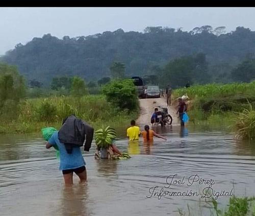 Pobladores de la comunidad de Santa Marta Salinas en Cobán, Alta Verapaz.  (Foto: Conred)