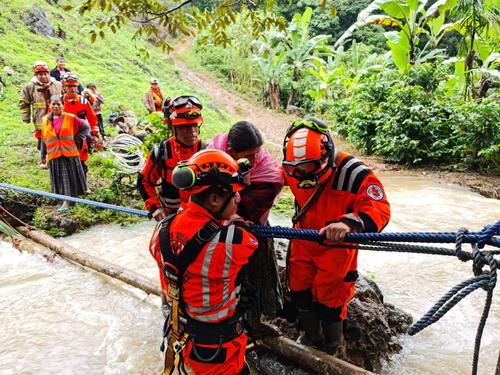 Familias de la aldea Queja San Cristóbal Alta Verapaz fueron rescatadas. (Foto: Bomberos Voluntarios)