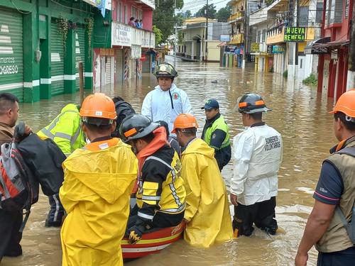 Bomberos trasladan a personas en lanchas en Cobán,  Alta Verapaz. (Foto: Bomberos Voluntarios)