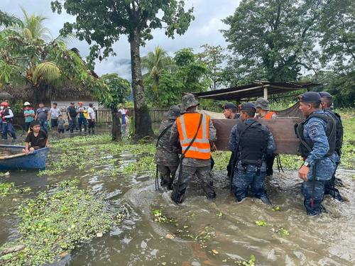 Familias son trasladadas hacia un albergue. (Foto: Ejército de Guatemala)