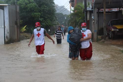  Personal de la Cruz Roja Guatemalteca evacúa a niños, niñas, adolescentes, adultos y adultos mayores en Santo Tomás de Castilla de Puerto Barrios. (Foto: Cruz Roja Guatemalteca)