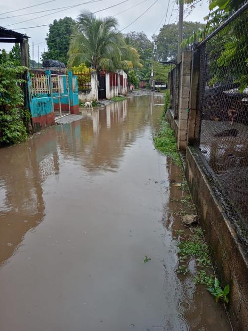 Calle inundada en la Comunidad Bolivia de Mazatenango, tras las inundaciones que se han registrado. (Foto: Cruz Rojas Guatemalteca)