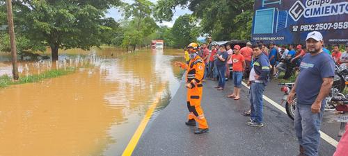 Carretera inundada por desbordamiento de río en Izabal. (Foto: Bomberos Voluntarios)