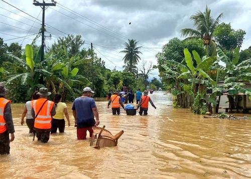  Evacuaciones de pobladores de la aldea Creek Zarco, Morales, Izabal. (Foto: Ejército de Guatemala)