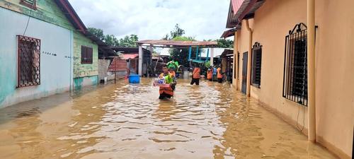 Elementos del Ejército apoyan en evacuaciones en Morales, Izabal. (Foto: Ejército)