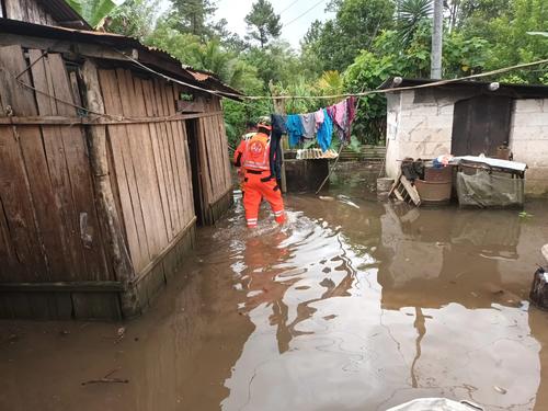 Inundaciones en comunidades de Poptún, Petén. (Foto: Bomberos Voluntarios)