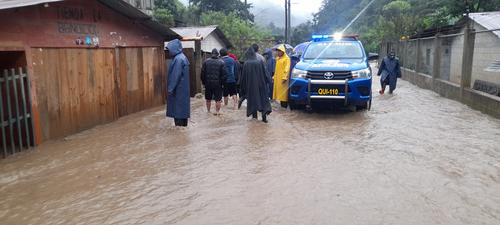 En San Juan Cotzal, Quiché, la Policía Nacional Civil evacuó a familias afectadas. (Foto:PNC)