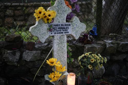 Una cruz con la fecha de nacimiento y fallecimiento de Luz María permanece en la zona 2. (Foto: Wilder López/Soy502)