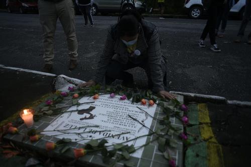 Ada Morales llora frente al lugar en donde fue encontrado el cuerpo de su hija, Luz María. (Foto: Wilder López/Soy502)