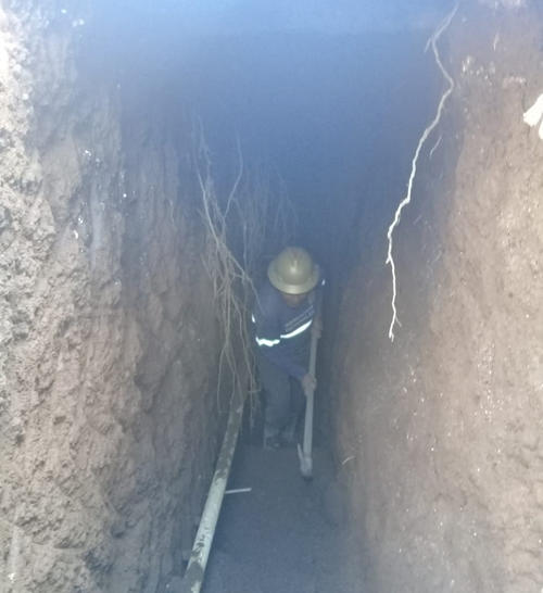 Así se observa el interior del agujero en la zona 1 de Santiago Sacatepéquez. (Foto: Municipalidad de Santiago Sacatepéquez)