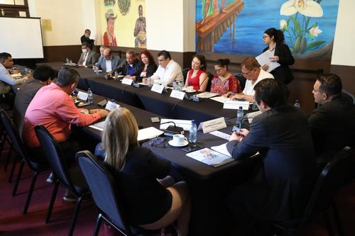 La Comisión de Asuntos Electorales junto a representantes de VOGUARE discutiendo sobre el voto en el extranjero. (Foto: Congreso de la República)