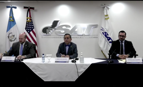 En conferencia, el embajador de EE.UU. William Popp (Izq.) y el Superintendente de SAT, Marco Livio Diaz (centro). (Foto: captura de pantalla)