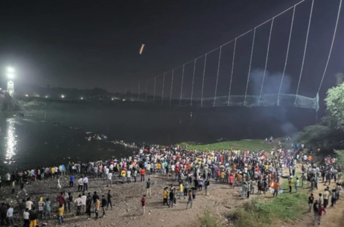 El puente contaba con cerca de 500 personas al momento del colapso. (Foto: Infobae)