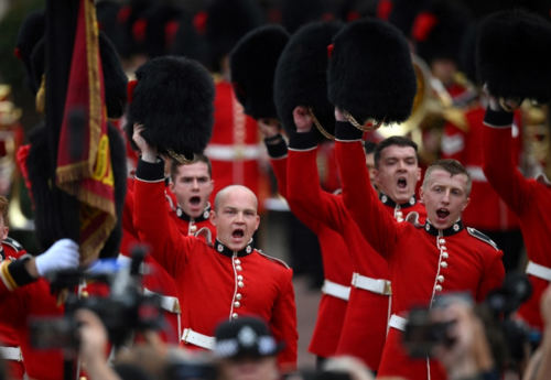 Miembros de la Guardia Británica le rinden honores a Carlos III. (Foto: AFP)