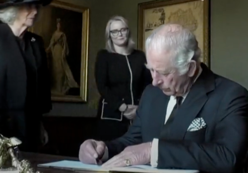 El rey Carlos III se confundió mientras firmaba un libro. (Foto: captura video)