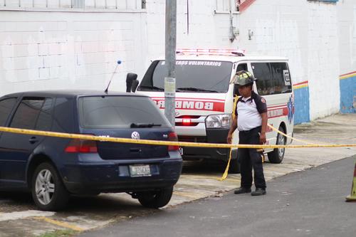 Un hombre de la tercera edad fue localizado fallecido dentro de un carro en San Cristóbal. (Foto: Bomberos Voluntarios)