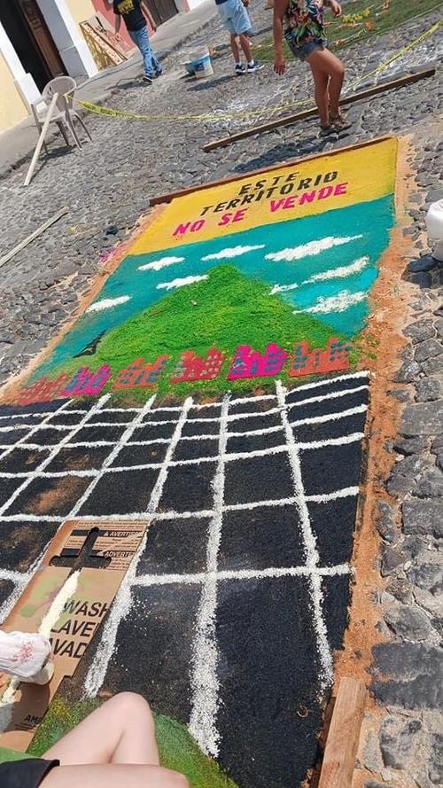 La alfombra destruida tenía mensajes de protesta. (Foto: ProcesoGT)