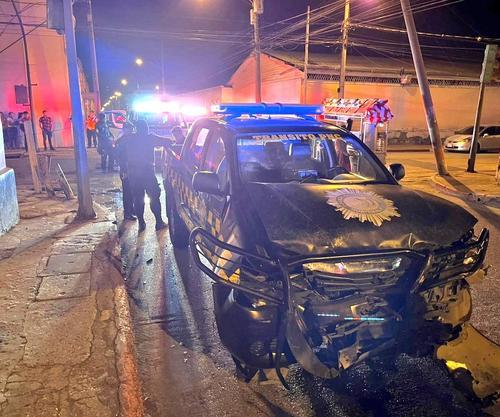 Una patrulla de la PNC no respetó el semáforo en rojo y provocó un fuerte accidente entre los dos vehículos de las autoridades. (Foto: redes sociales)