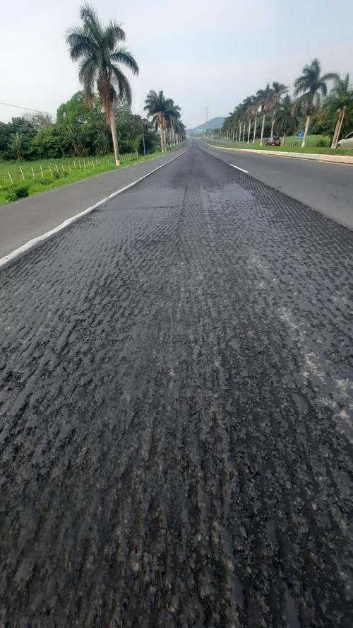 En redes sociales comenzaron a circular imágenes con las que se consultaba si la autopista Palín-Escuintla sería entregada en malas condiciones. (Foto: Twitter/@KestlerEdwin)