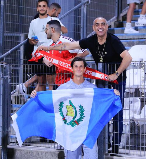 Hagen saludó a un aficionado que portaba la bandera de Guatemala. 