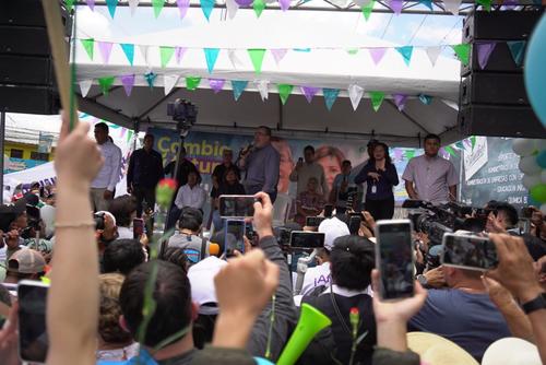 El binomio presidencial de Semilla frente a sus seguidores de Huehuetenango. (Foto: Semilla)