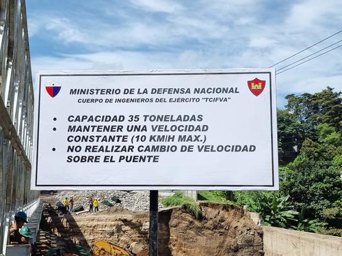 Estas son las especificaciones para pasar por el puente colocado en el lugar del hundimiento en la ruta al Pacífico. (Foto: Ejército de Guatemala)