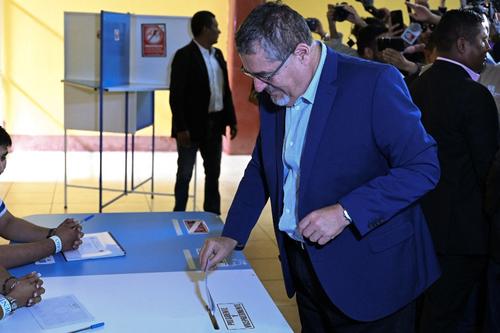 El candidato presidencial de Movimiento Semilla, Bernardo Arévalo, emitiendo su voto. (Foto: AFP)
