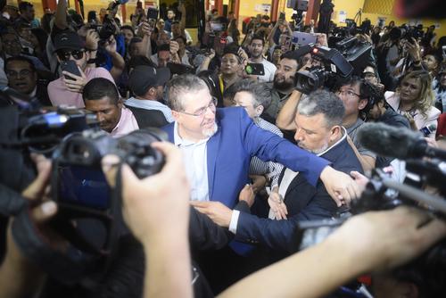 El presidenciable fue recibido por una multitud en su centro de votación. (Foto: Wilder López/Soy502)