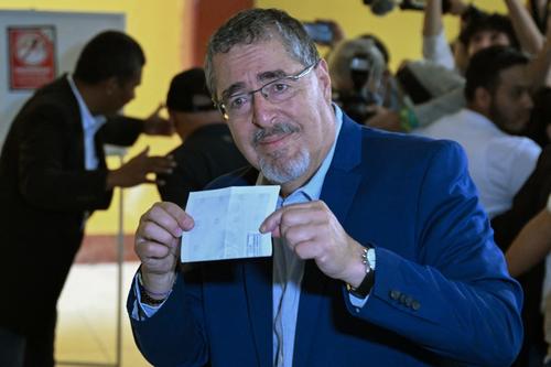 Bernardo Arévalo mostrando su boleta al momento de votar. (Foto: AFP)